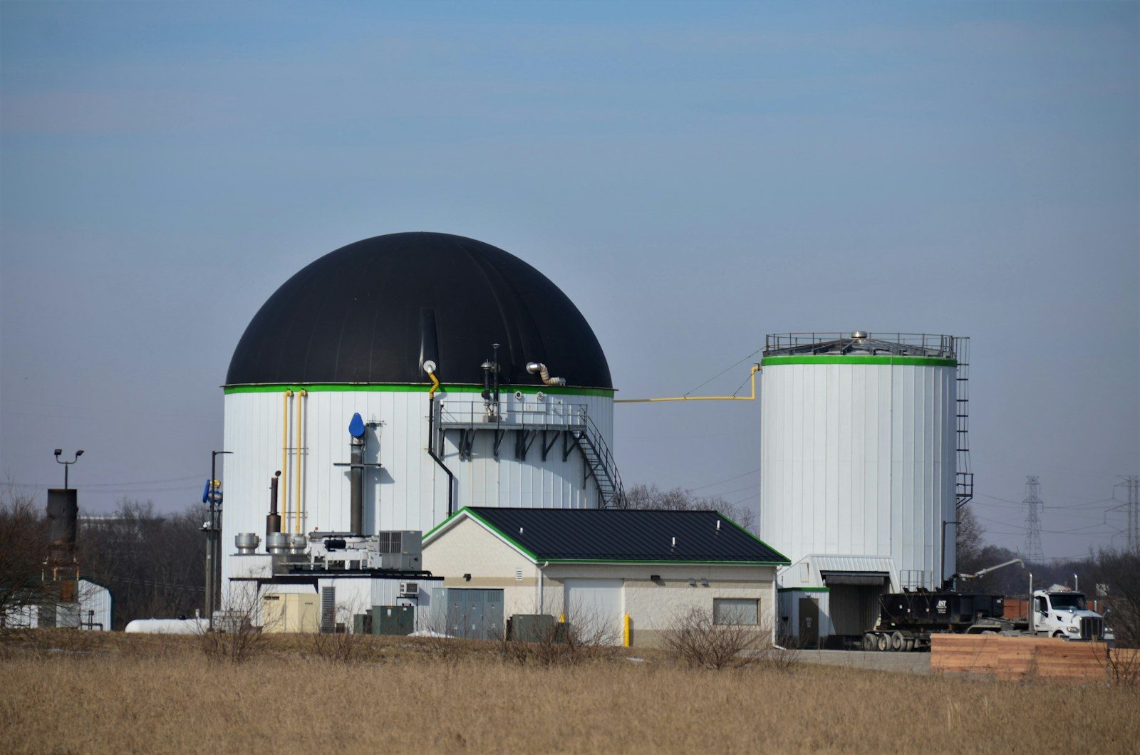 Planta de biodigestores con cúpula de captura de biogás, fuente de CO2 biogénico