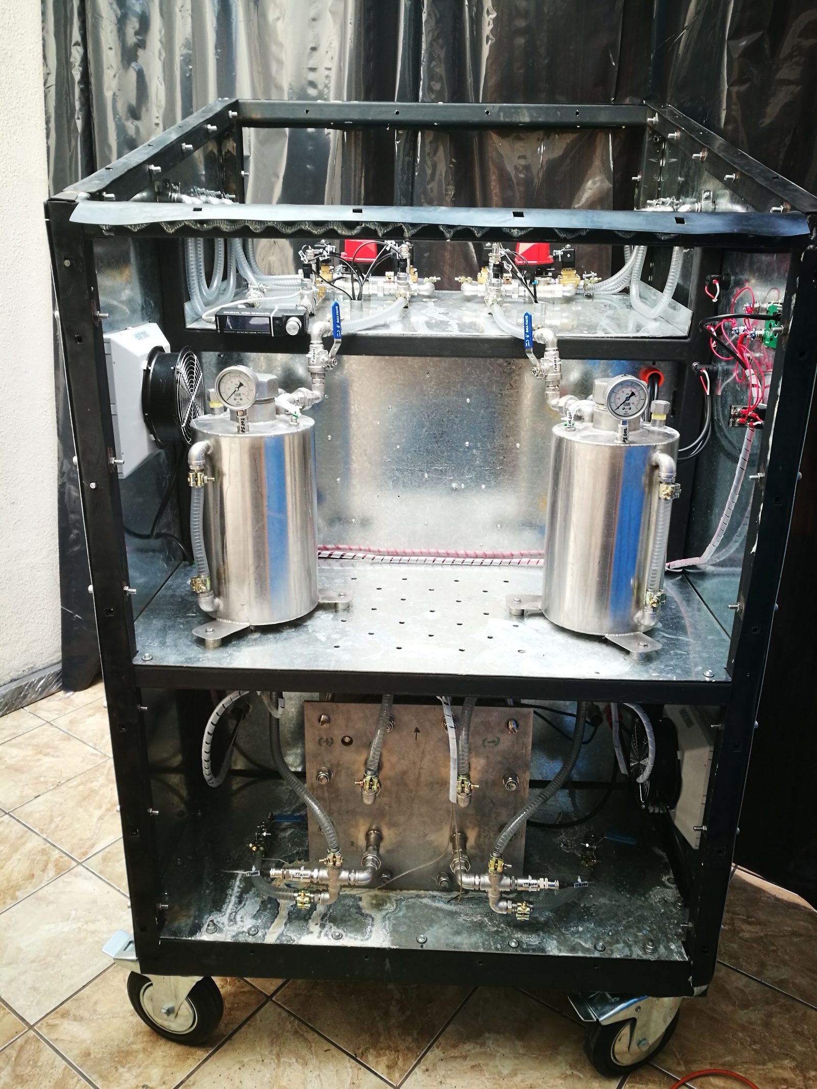 Boxer 1 abierto: celda de electrólisis y estanques de gases separados con manómetros