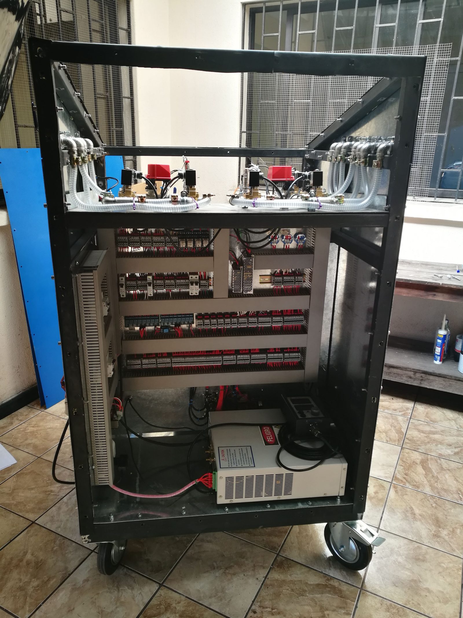 Boxer 1 abierto por atrás: tablero de control eléctrico con protecciones, relés y borneras