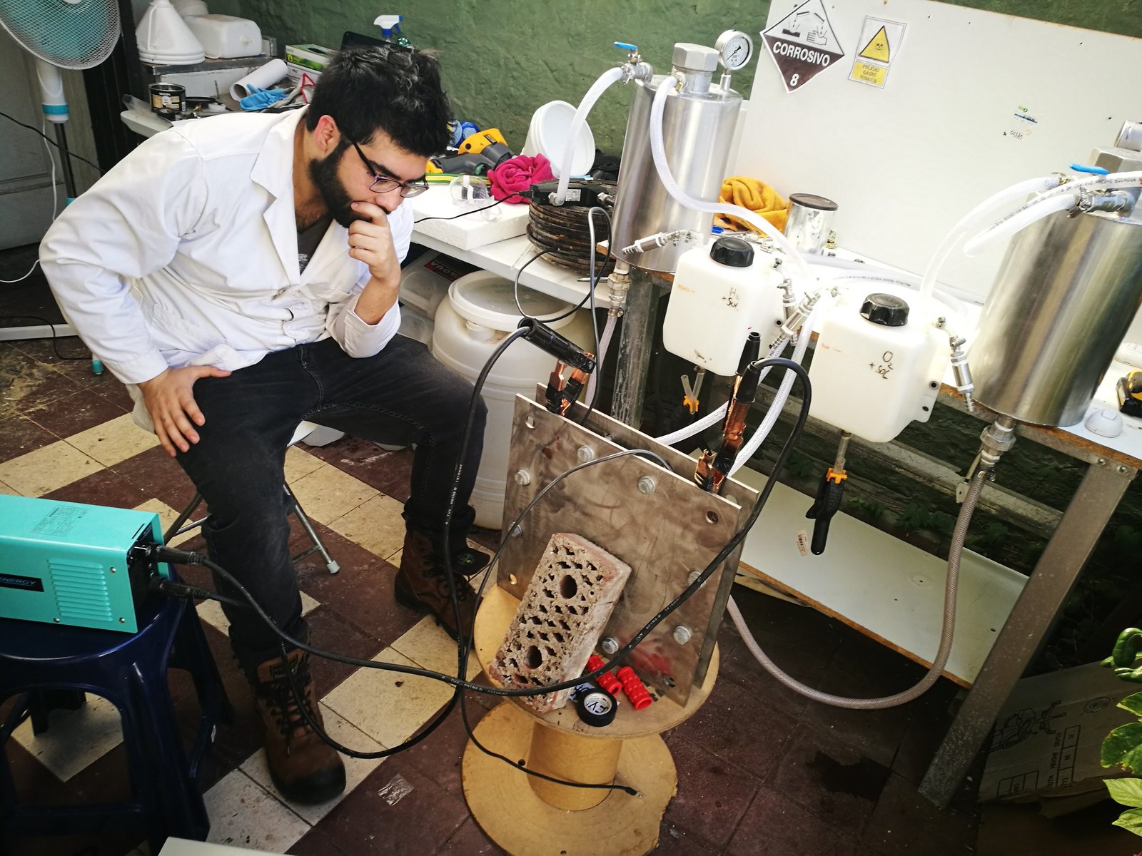 Prototipo de laboratorio Boxer 0: celda de electrólisis con estanques de hidrógeno y oxígeno en pruebas en el laboratorio de SolarPro